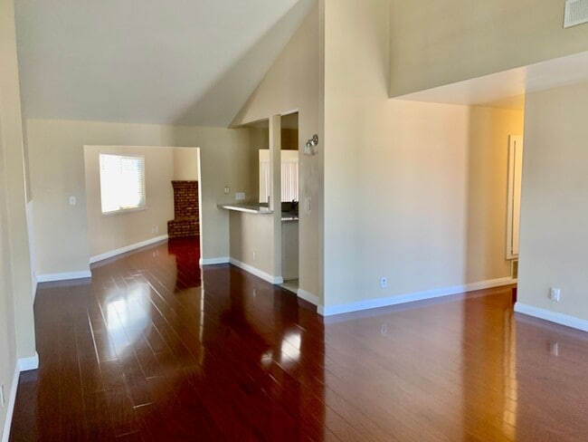 Building Photo - Charming Single Story Home