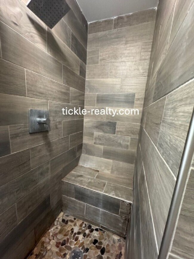 Building Photo - 4 Bedroom Park Ave House - 2 Full Baths, D...