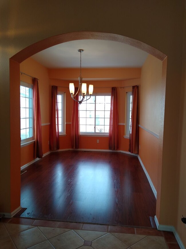 Building Photo - Super 2 Bedroom 2 Bath Townhome with 2 Car...