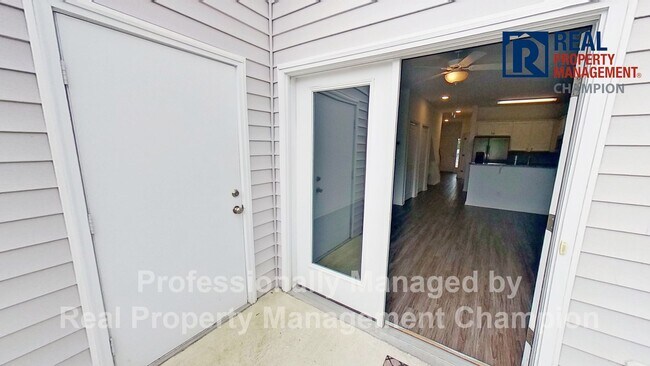 Building Photo - Fabulous Townhome in Heart of Leland
