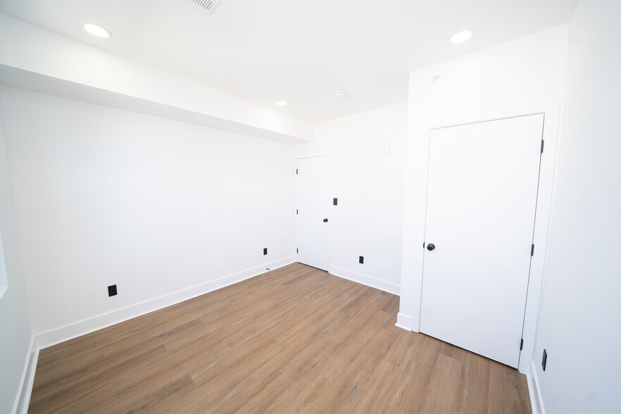 Building Photo - 4927 Catharine St