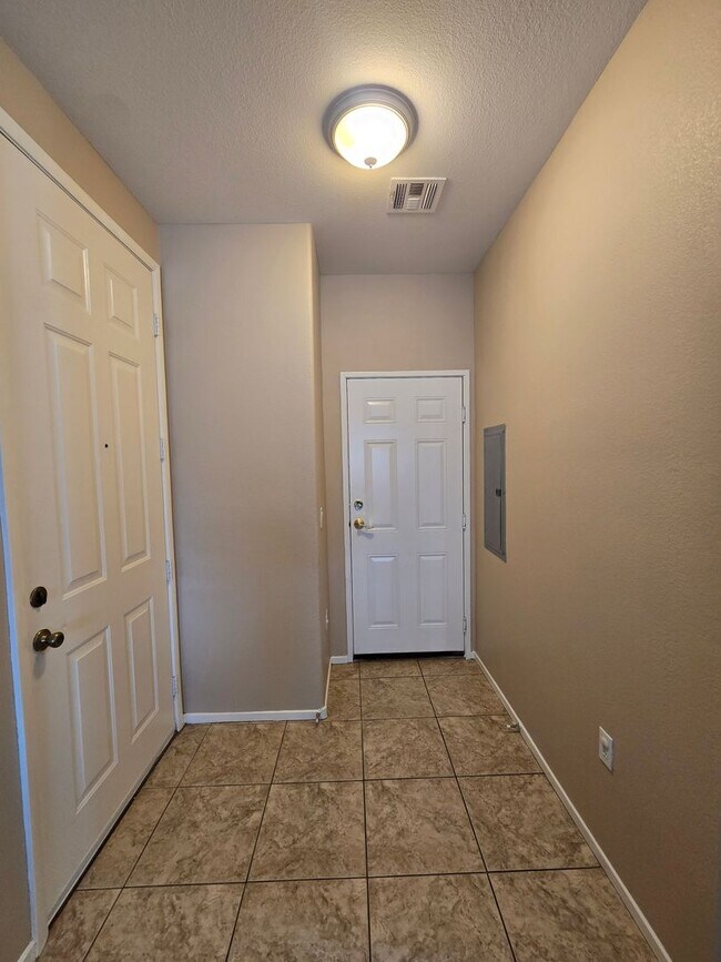 Building Photo - A Fabulous 3 Bedroom Townhouse close to NA...
