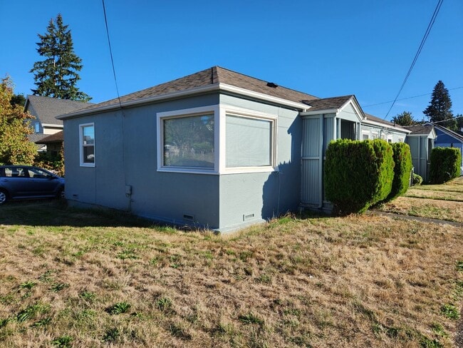 Building Photo - Cozy 2 Bedroom Duplex With Detached Garage