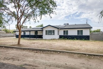 Building Photo - ? For Rent – Beautifully Updated 3 Bedroom...