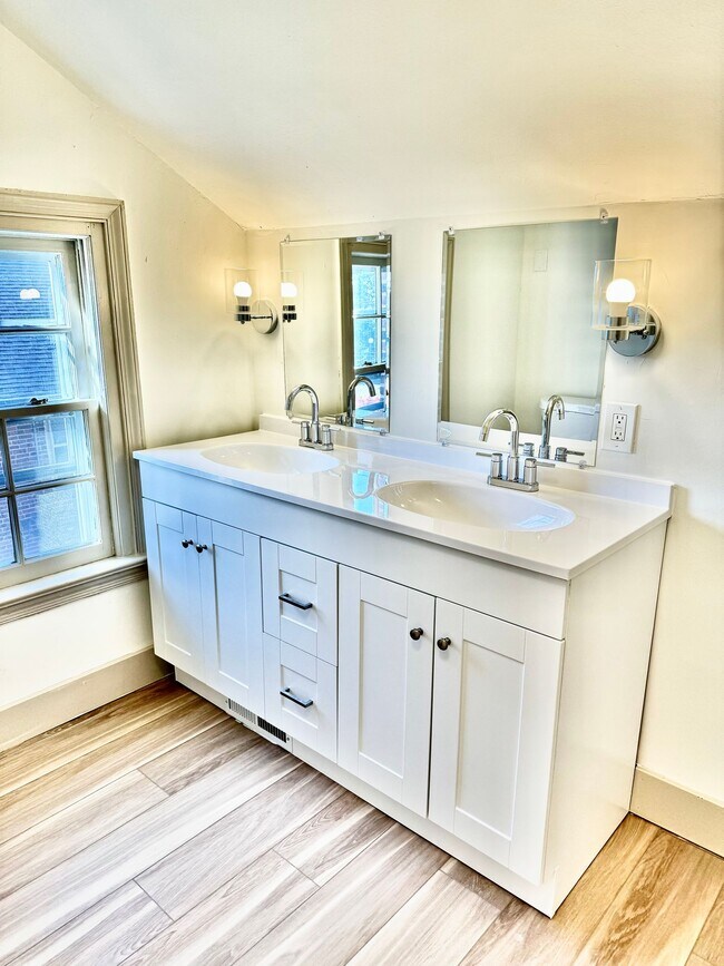 Building Photo - 2819 W Queen Ln