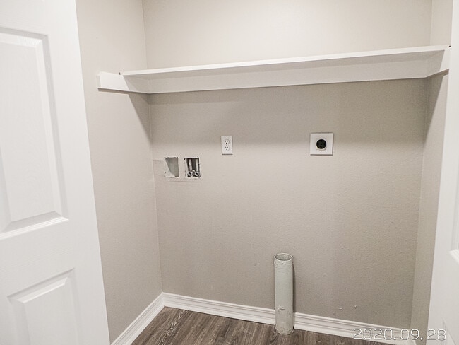 Building Photo - 723 S Berthe Ave