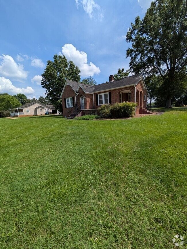 Building Photo - 3BD/1BA Unit with Basement in Hickory