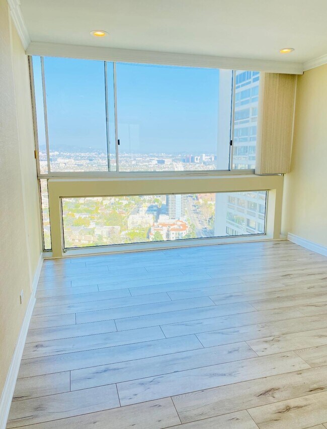 Building Photo - 2220 Ave of the Stars