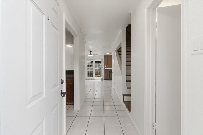Building Photo - 11000 Kinghurst Dr