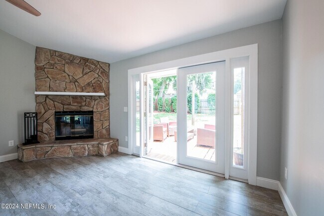 Building Photo - 11448 Sugar Maple Pl S
