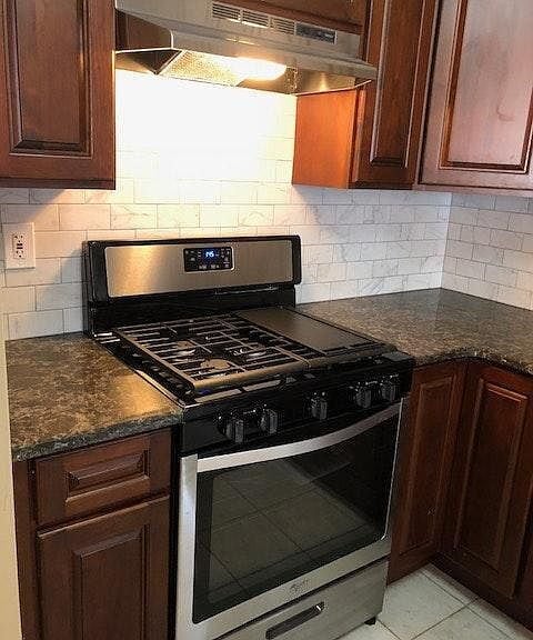 Building Photo - "Charming 3-Bedroom Oasis with 2 Full Bath...