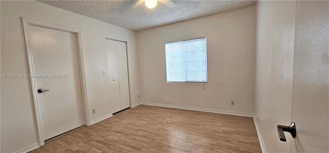 Building Photo - 2058 Madeira Dr