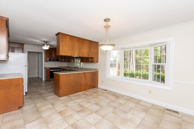 Building Photo - MOVE-IN READY $900 off first month