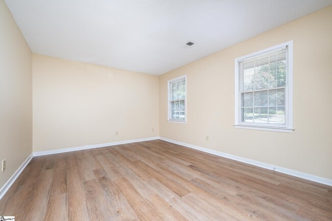 Building Photo - 14 Oakwood Dr