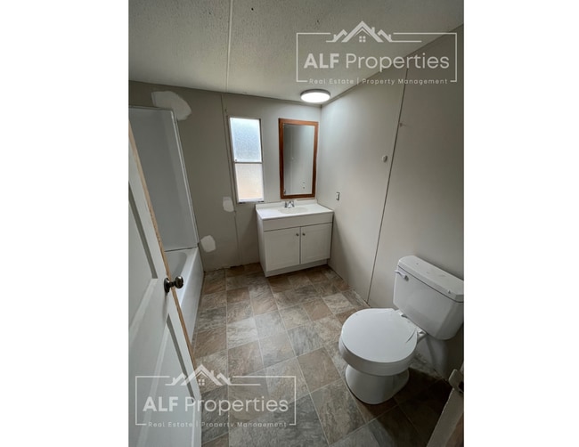 Building Photo - Newly Renovated and Available