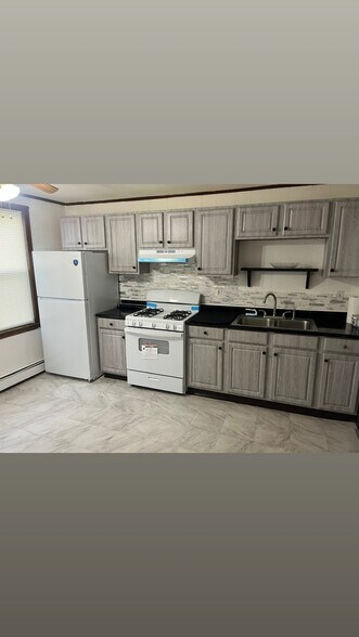 Building Photo - 264 Burritt St