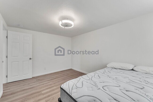 Building Photo - 551 Hichborn St