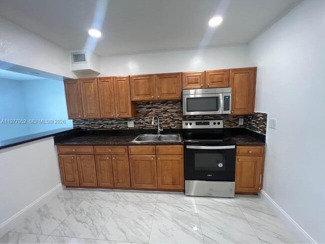 Building Photo - 18 Miami Gardens Rd