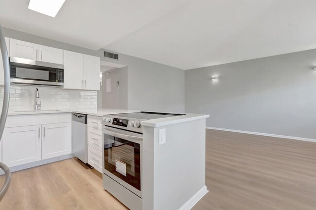 Building Photo - 296 Fanshaw H