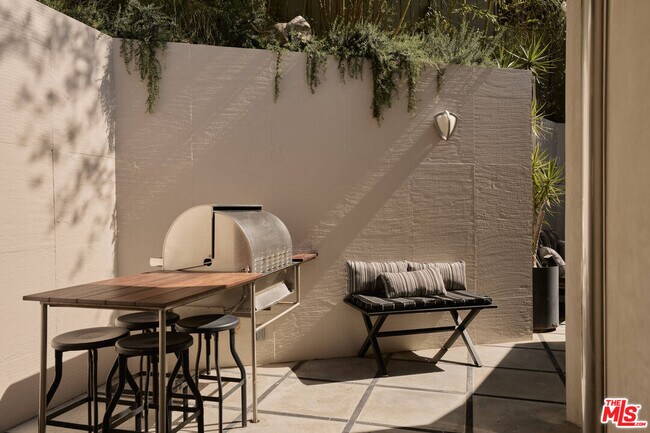 Building Photo - 8593 Hollywood Blvd