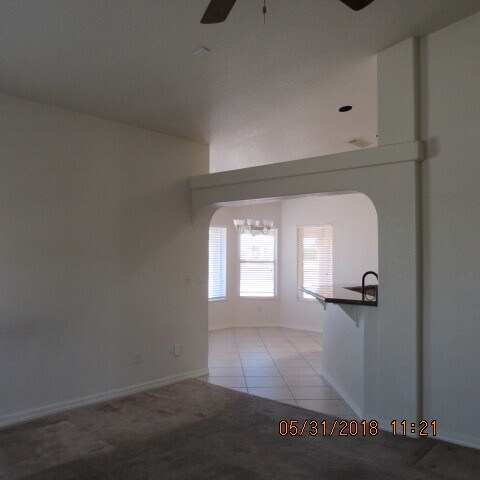 Building Photo - 3 Bedroom 2 bathroom 3 car garage