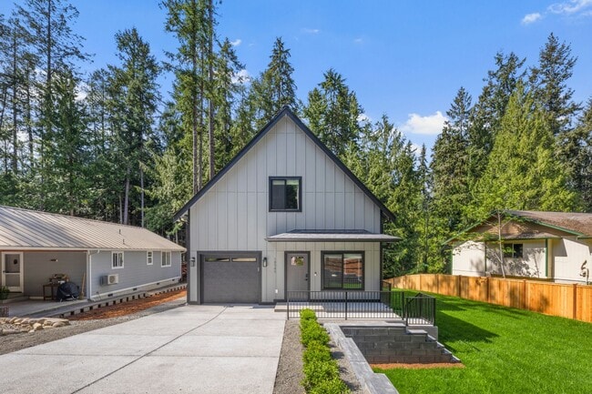 Building Photo - $2595 3 bedroom/2 1/2 bath Clearwood New Construction, Custom Chalet-style Home In Yelm.
