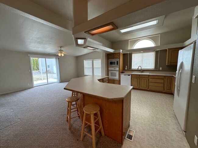 Building Photo - RARE FIND!! Country living with big shop o...