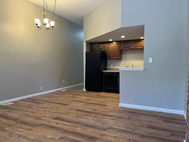 Building Photo - 2 Bedroom/1 Bath in Soulard - Washer+Dryer in Unit!