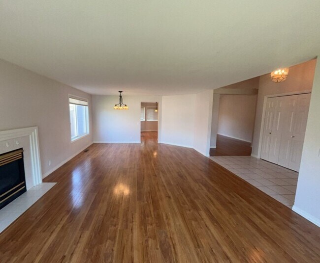 Building Photo - 7168 Lawnridge St NE
