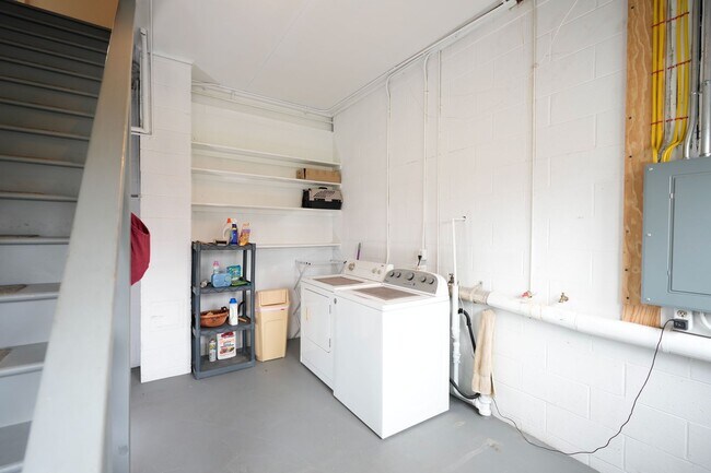 Building Photo - 2305 River Rd