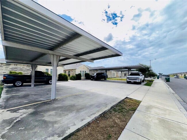 Building Photo - 5106 N Hiawatha Dr