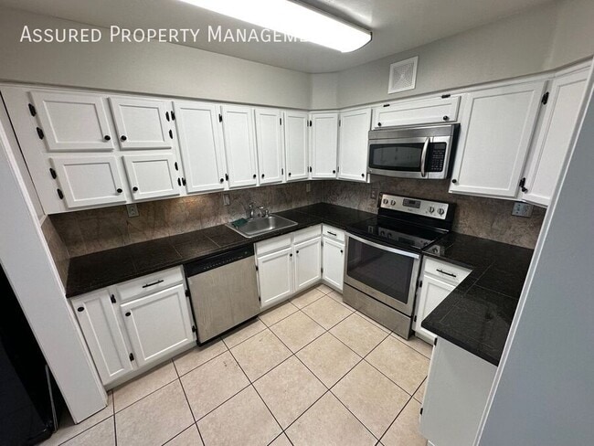 Building Photo - 220 Wilshire Dr
