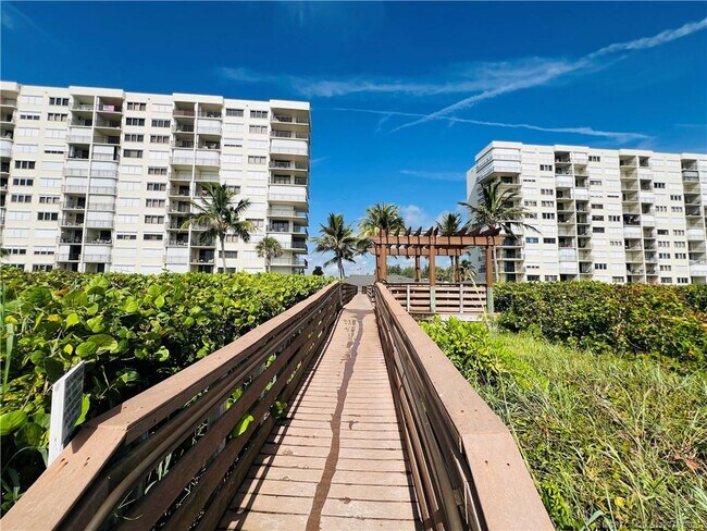 Building Photo - 4250 N Hwy A1A