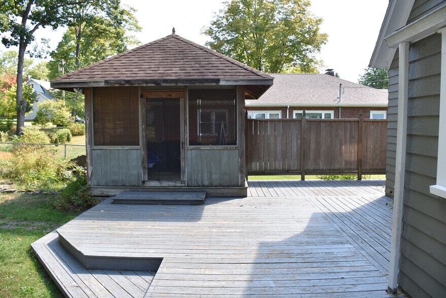 Building Photo - 351 Ravine St