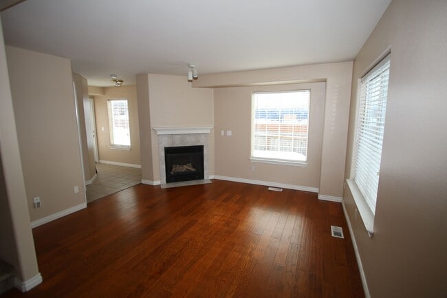 Building Photo - 3 Bedroom Condo!