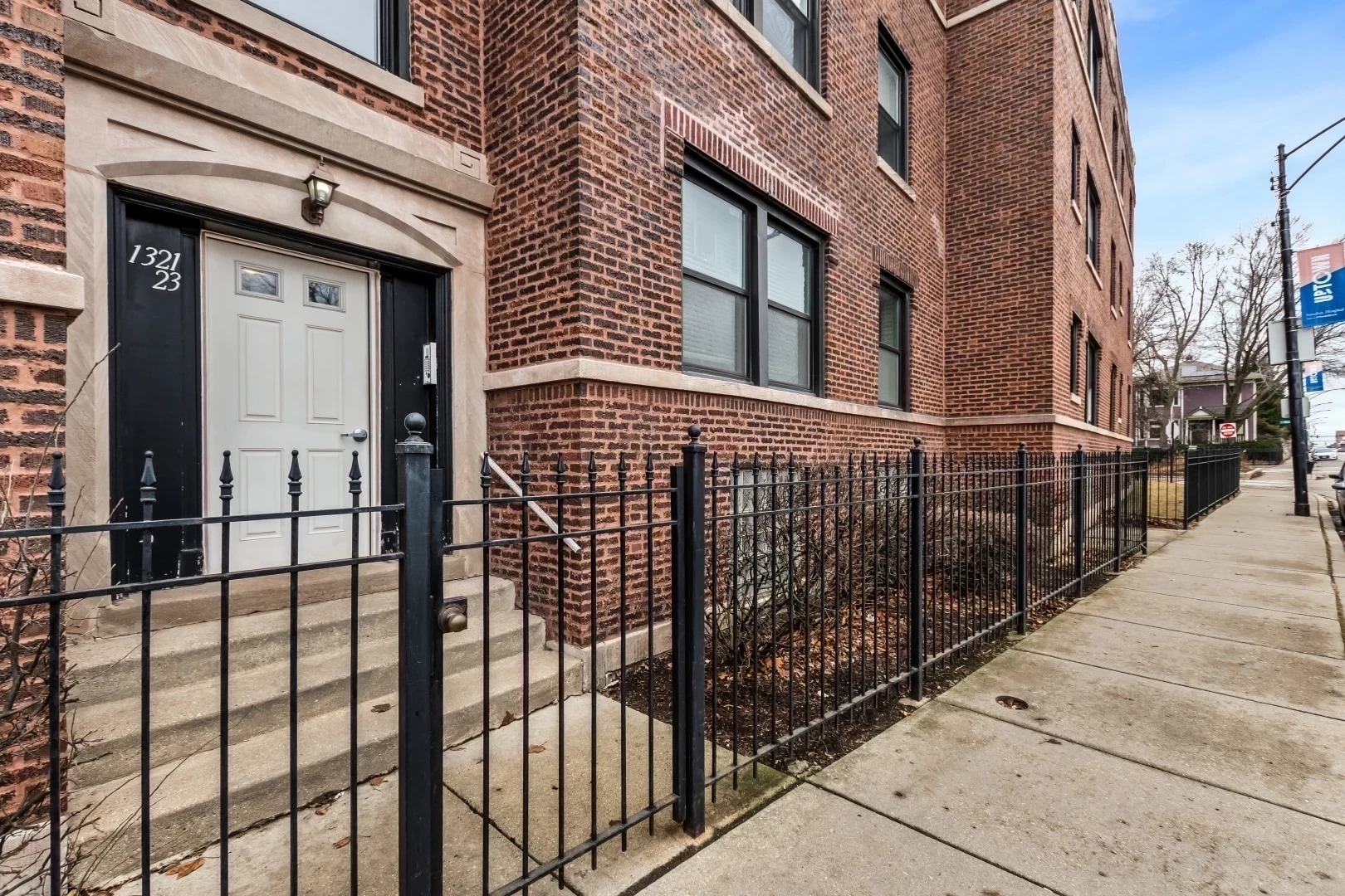 Building Photo - 1323 W Lawrence Ave