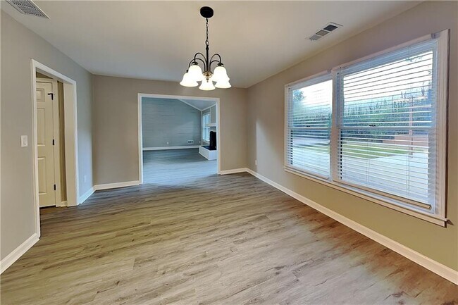 Building Photo - 1100 Lake Dr