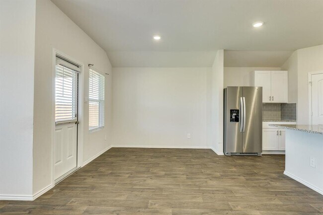 Building Photo - 307 N Richland Dr