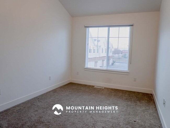 Building Photo - 824 Newfield Dr