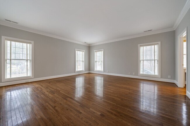 Building Photo - Fantastic one level ranch close to Carrboro