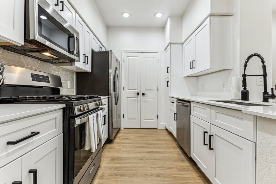 Building Photo - 9450 W Cabela Dr