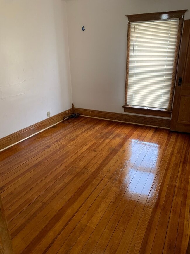 Building Photo - Large 4 bedroom, 2 bath home-Beautiful hom...