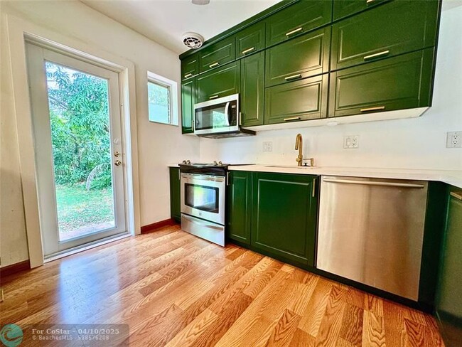 Building Photo - 311 NE 48th Ct