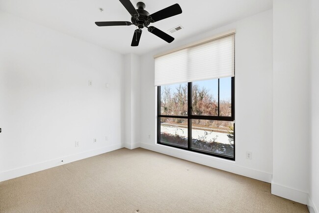 Building Photo - 211 Cream St