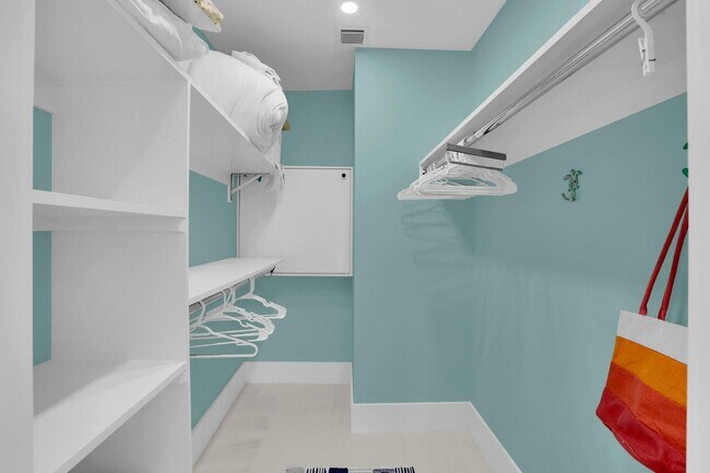 Building Photo - 320 S Ocean Blvd