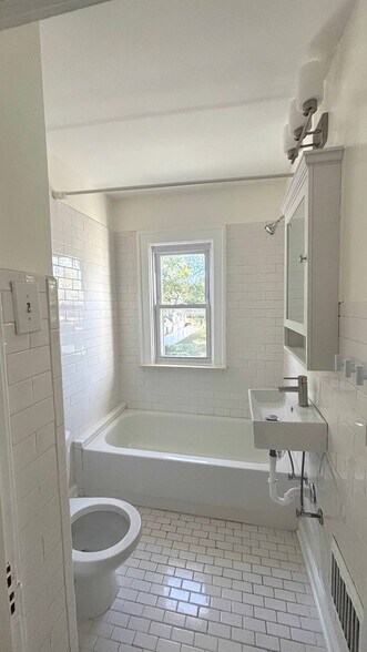 Building Photo - 3175 Oakshire Ave