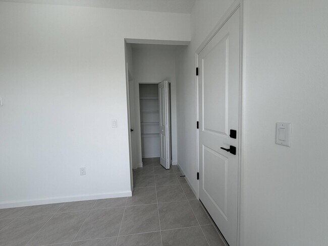 Building Photo - 4402 Longwood Lake Sq