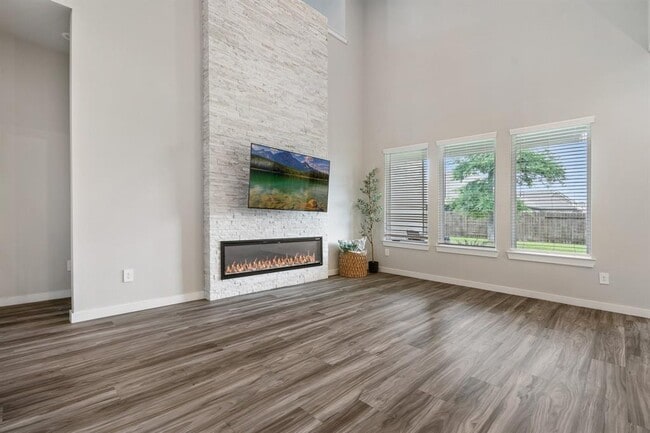 Building Photo - 14261 Lake Lodge Dr