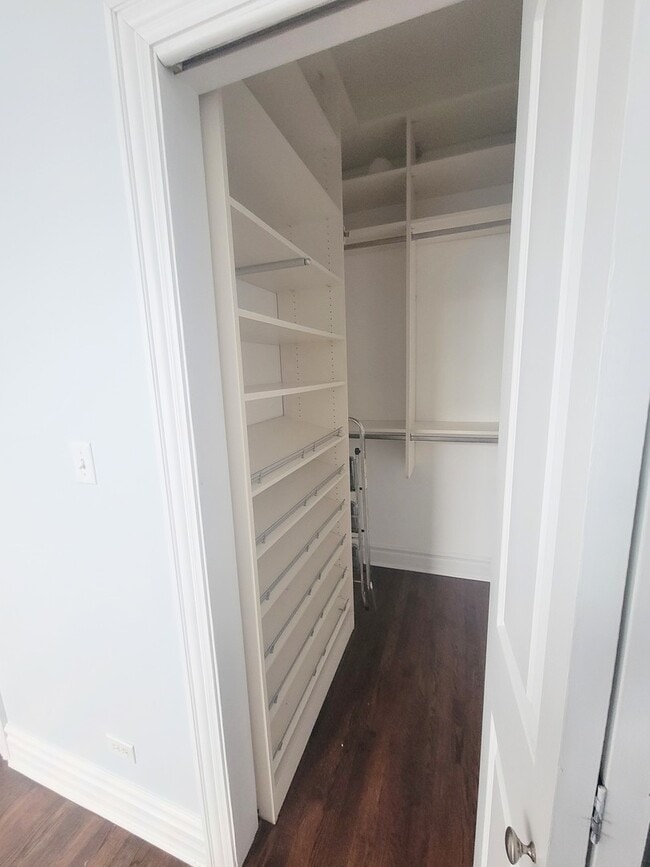 Building Photo - 1704 N Wells St