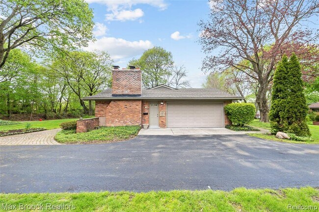 Building Photo - 925 Westview Rd
